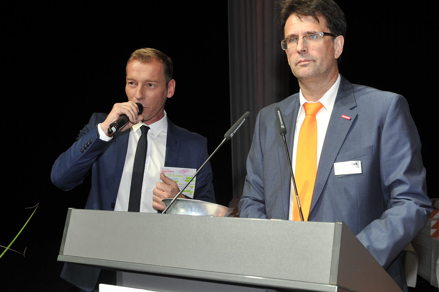 Markus Othmer und Rainer Hüls ( Leiter der HWK Schwaben Akademie) bei der Auslosung der Gewerke 