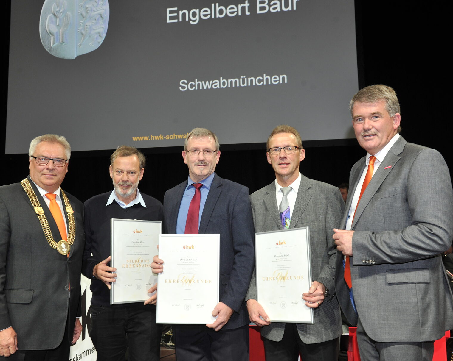 Ehrung für langjähriges ehrenamtliches Engagement: HWK Präsident Hans-Peter Rauch, Engelbert Baur (Silberne Ehrennadel), Herbert Schmid (Ehrenurkunde), Bernhard Zobel (Ehrenurkunde) und HWK-Hauptgeschäftsführer Ulrich Wagner Ehrung für langjähriges ehrenamtliches Engagement: HWK Präsident Hans-Peter Rauch, Engelbert Baur (Silberne Ehrennadel), Herbert Schmid (Ehrenurkunde), Bernhard Zobel (Ehrenurkunde) und HWK-Hauptgeschäftsführer Ulrich Wagner