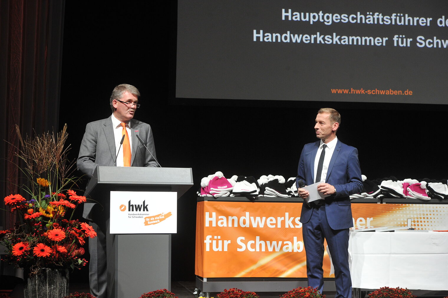 Feierliche Ansprache von HWK-Hauptgeschäftsführer Ulrich Wagner Feierliche Ansprache von HWK-Hauptgeschäftsführer Ulrich Wagner