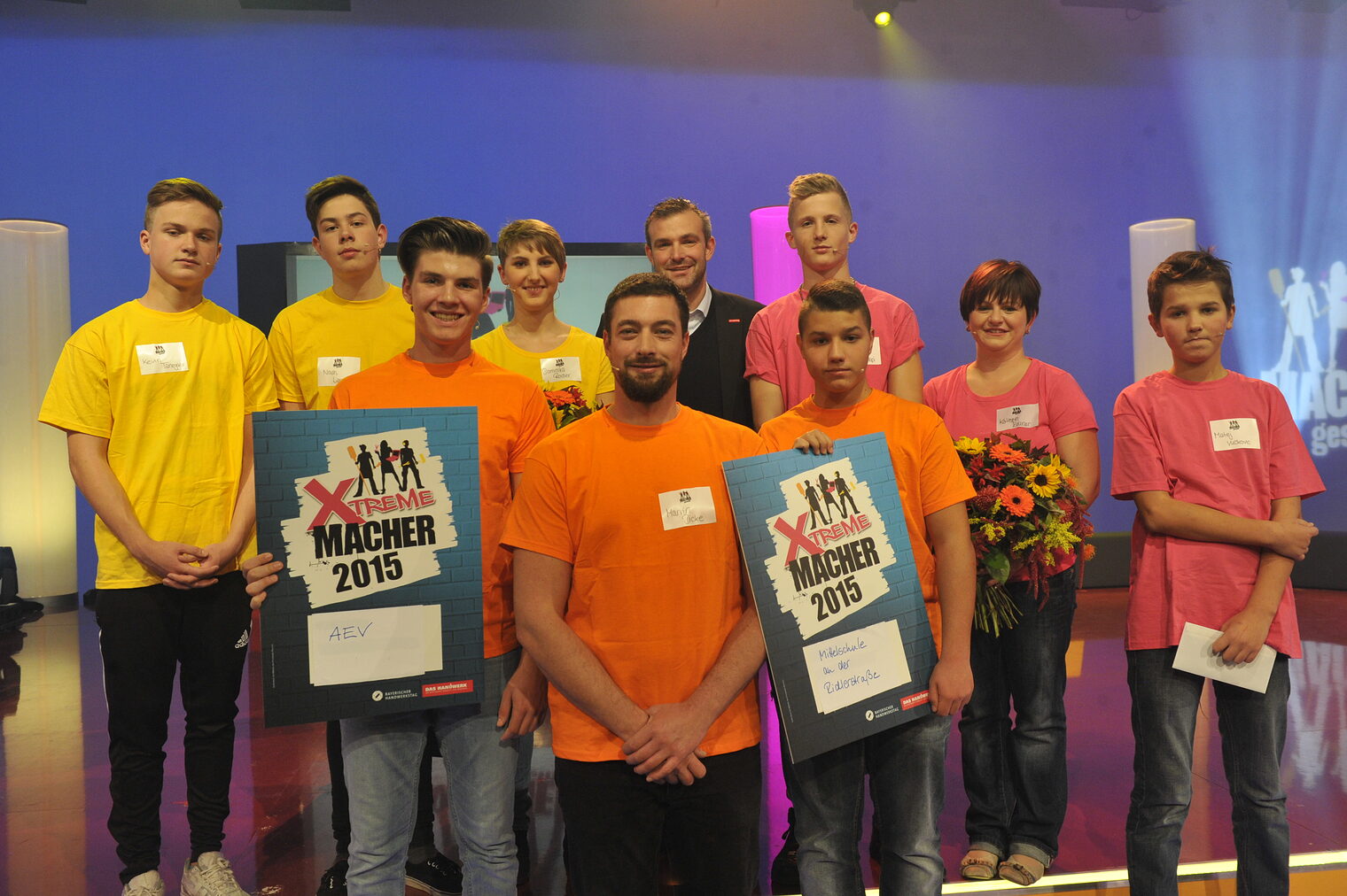 Die 6 Jugendlichen zusammen mit Ihren Coaches Elektrikerin Dominika Roder (gelb) aus Schwaben, Schreiner Marvin Dicke (orange) und Friseurin Kathrin Zellner (pink) Die 6 Jugendlichen zusammen mit Ihren Coaches Elektrikerin Dominika Roder (gelb) aus Schwaben, Schreiner Marvin Dicke (orange) und Friseurin Kathrin Zellner (pink)