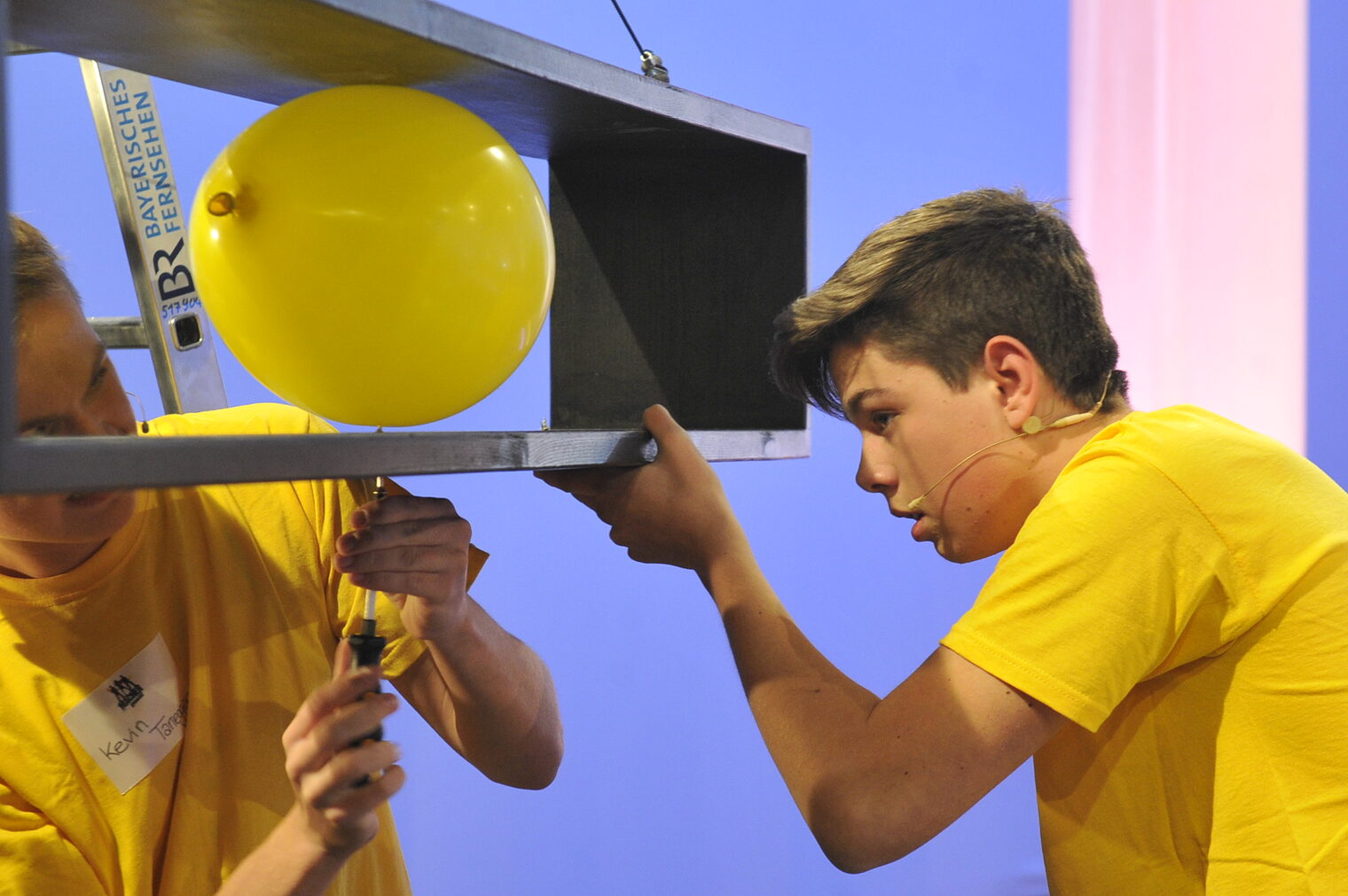 Aufgabe: an einem Flaschenzug hängenden Regal Luftballons mit Schrauben zum Platzen bringen.