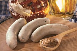 Muenchner Weisswuerste mit Senf, Breze, Bier Schlagwort(e): Bayern, Arrangements, Essen, Nahrungsmittel