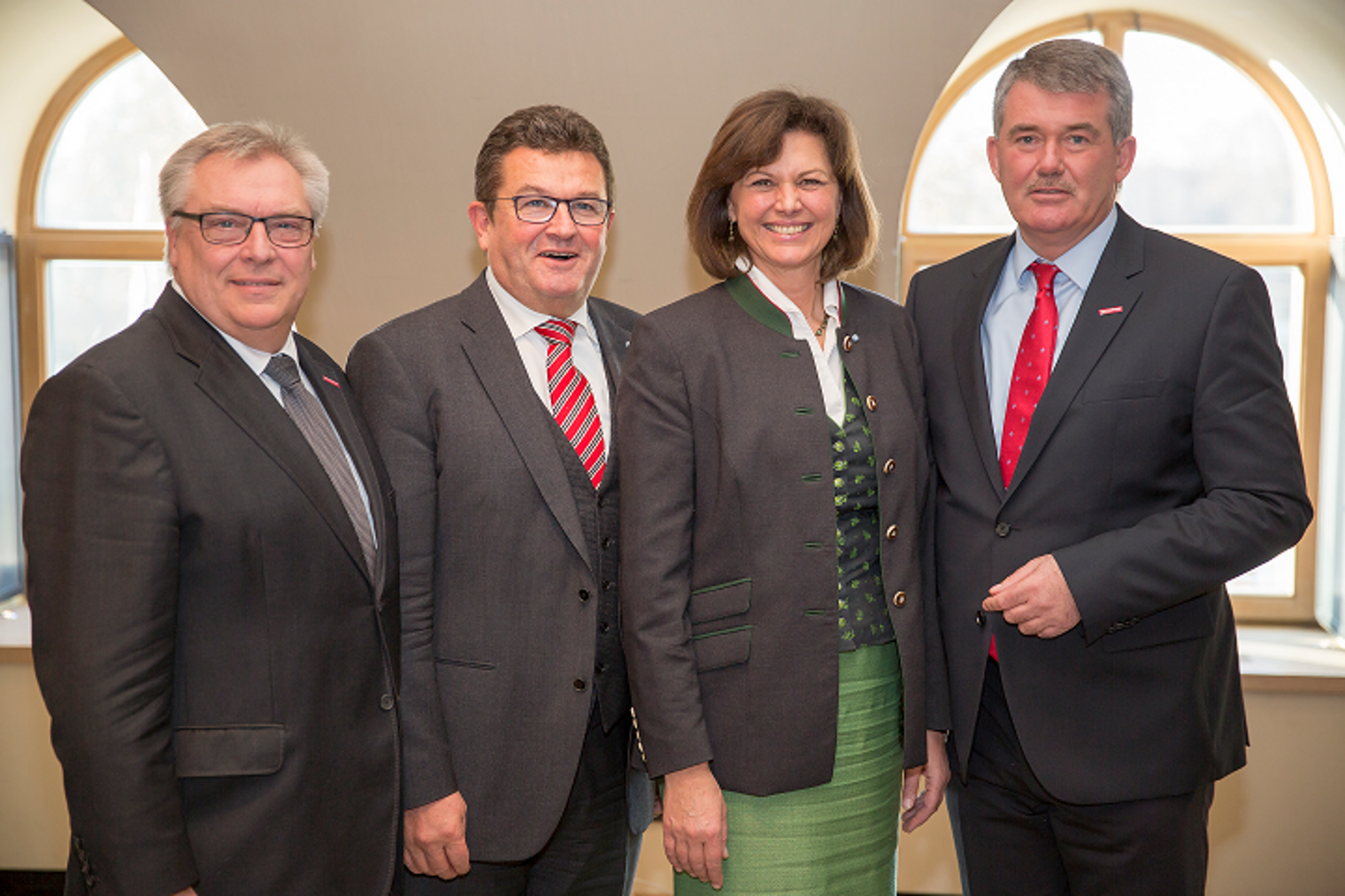 Von links:HWK-Präsident Hans-Peter Rauch, Wirtschaftsstaatssekretär Franz-Josef Pschierer, Wirtschaftsministerin Ilse Aigner, HWK-Hauptgeschäftsführer Ulrich Wagner Von links:HWK-Präsident Hans-Peter Rauch, Wirtschaftsstaatssekretär Franz-Josef Pschierer, Wirtschaftsministerin Ilse Aigner, HWK-Hauptgeschäftsführer Ulrich Wagner