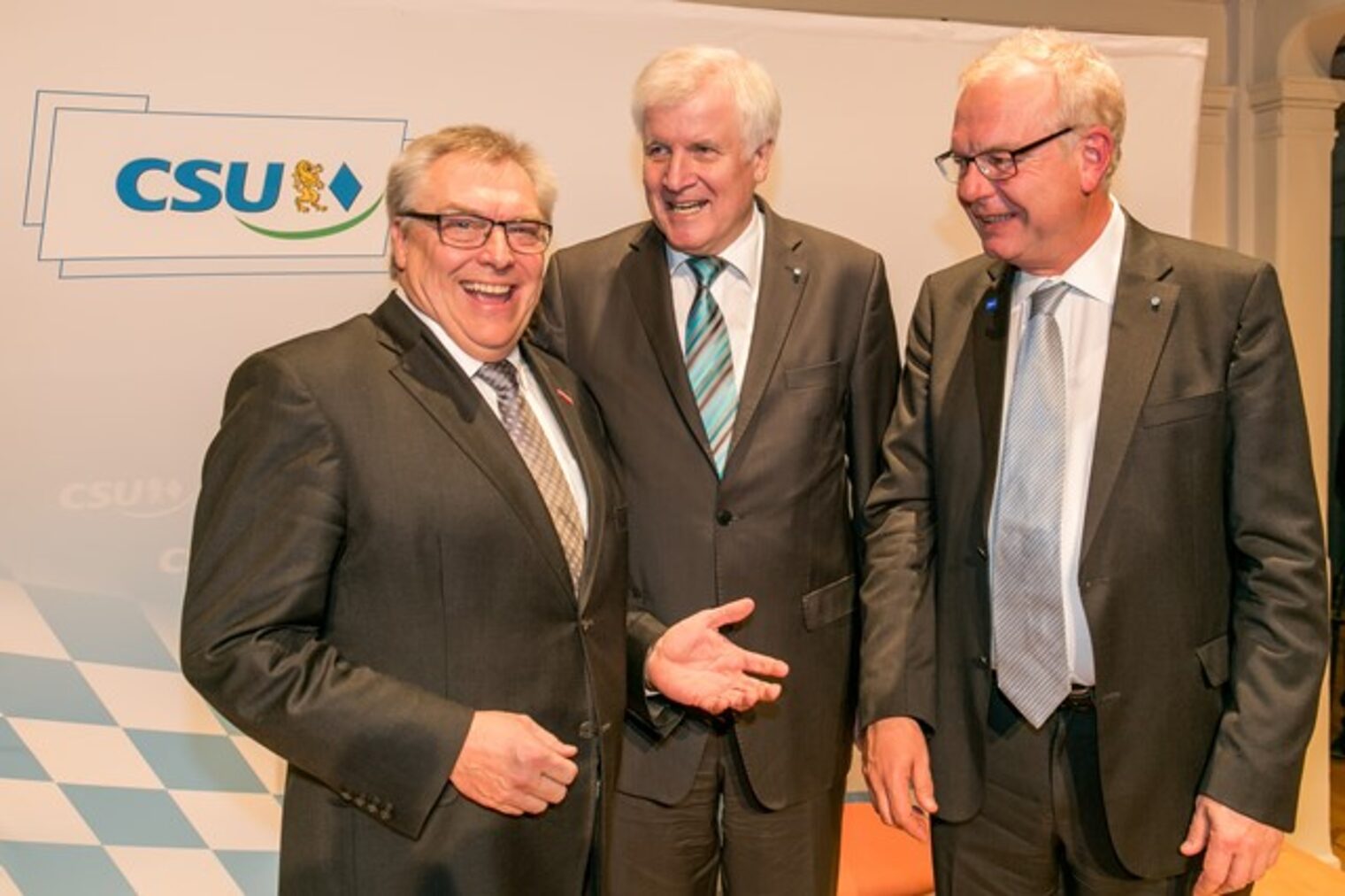 Am Rande des CSU-Neujahrsempfangs in Bad Tölz traf sich Hans-Peter Rauch (links), Präsident der Hand-werkskammer für Schwaben, zum politischen Spitzenge-spräch mit Bayerns Ministerpräsident Horst Seehofer (Mitte) und dem CSU-Fraktionsvorsitzenden im bayerischen Landtag, Thomas Kreuzer. Rauch machte sich dabei für aktuelle Themen das Handwerks ¿ vor allem auch aus schwäbischer Sicht ¿ stark. 