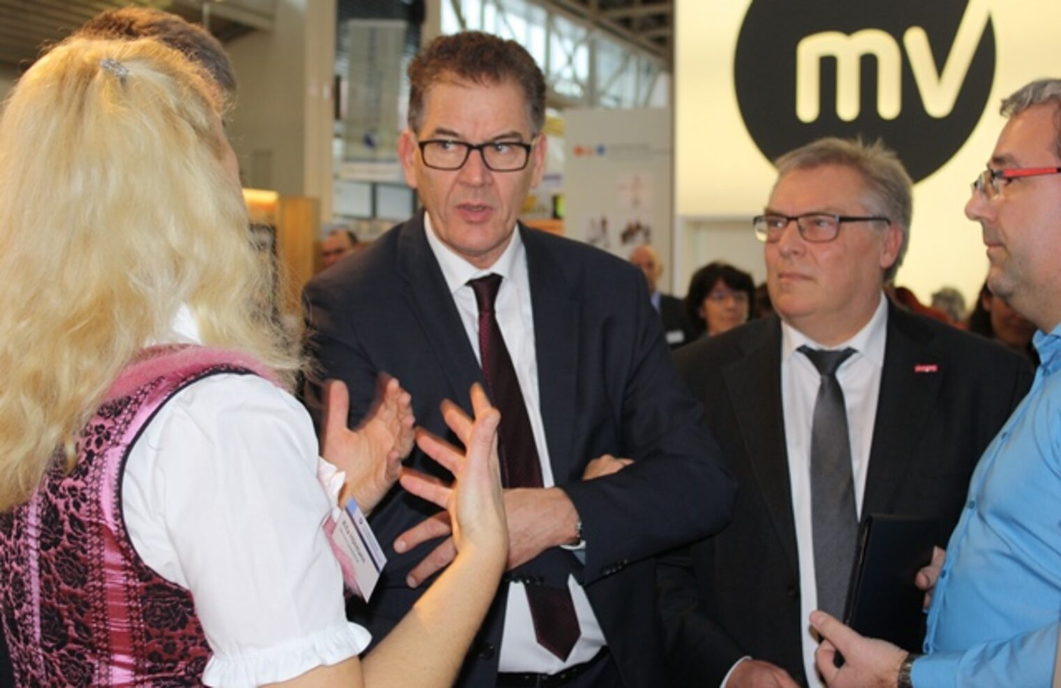 Bundesentwicklungsminister Gerd Müller, Präsident der Handwerkskammer für Schwaben Hans-Peter Rauch im Gespräch auf der IHM