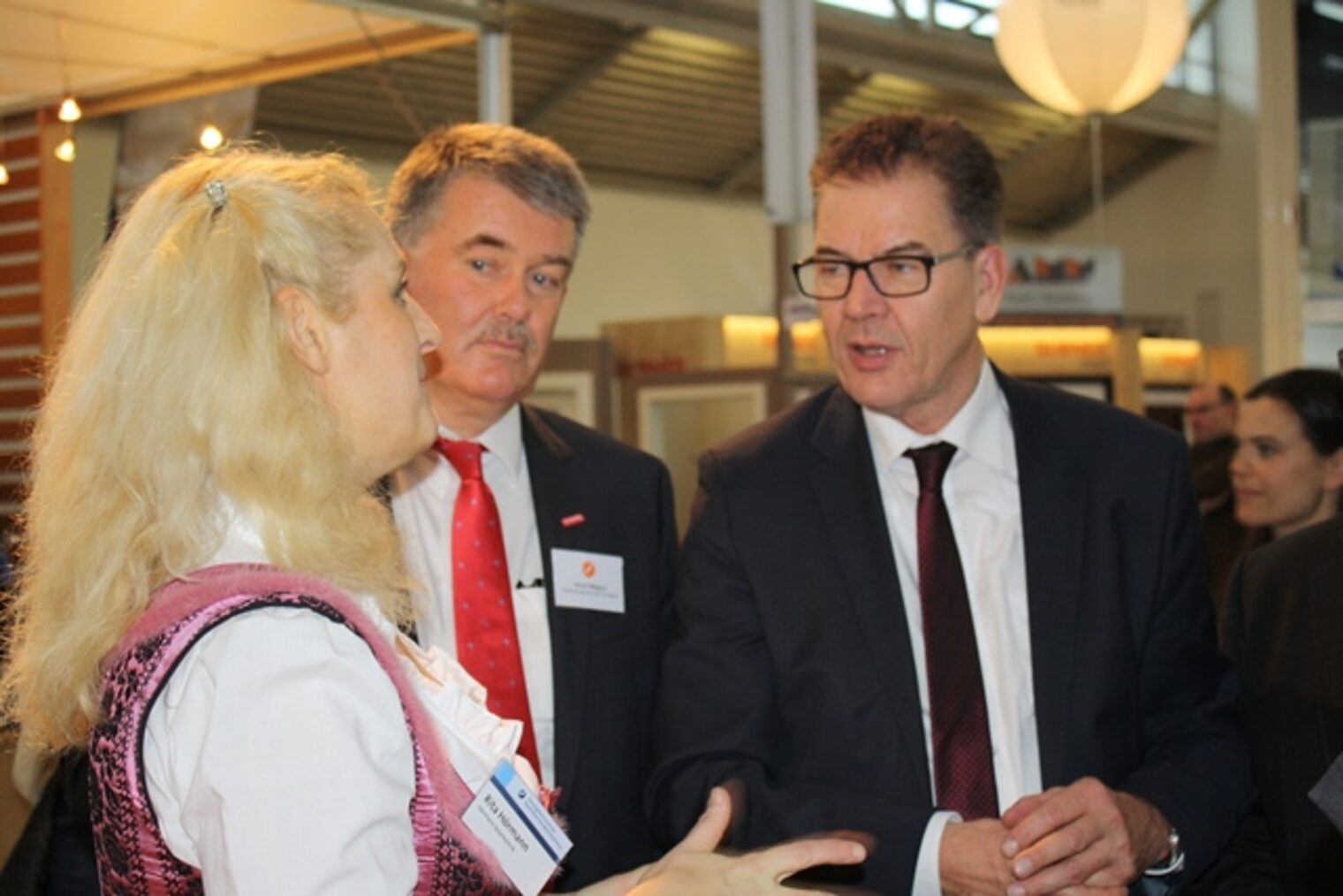 Bundesentwicklungsminister Gerd Müller, Hauptgeschäftsführer der Handwerkskammer für Schwaben Ulrich Wagner im Gespräch auf der IHM Bundesentwicklungsminister Gerd Müller, Hauptgeschäftsführer der Handwerkskammer für Schwaben Ulrich Wagner im Gespräch auf der IHM