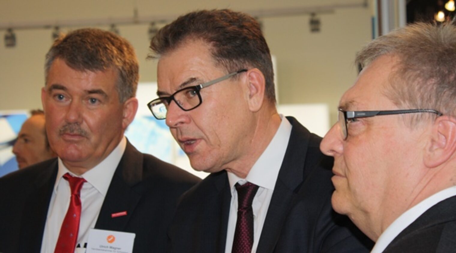 Hauptgeschäftsführer der Handwerkskammer für Schwaben Ulrich Wagner, Bundesentwicklungsminister Gerd Müller, Präsident der Handwerkskammer für Schwaben Hans-Peter Rauch im Gespräch auf der IHM Hauptgeschäftsführer der Handwerkskammer für Schwaben Ulrich Wagner, Bundesentwicklungsminister Gerd Müller, Präsident der Handwerkskammer für Schwaben Hans-Peter Rauch im Gespräch auf der IHM