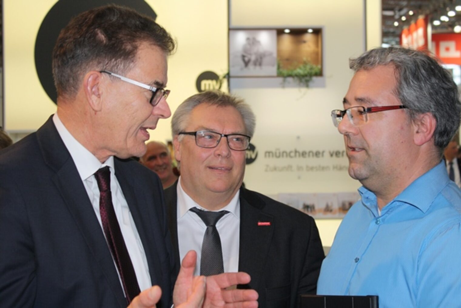 Bundesentwicklungsminister Gerd Müller, Präsident der Handwerkskammer für Schwaben Hans-Peter Rauch im Gespräch auf der IHM