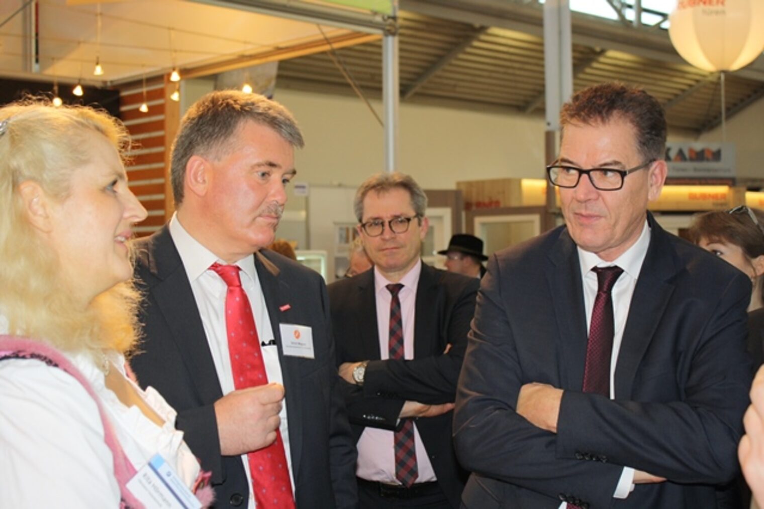 Bundesentwicklungsminister Gerd Müller, Präsident der Handwerkskammer für Schwaben Hans-Peter Rauch im Gespräch auf der IHM Bundesentwicklungsminister Gerd Müller, Präsident der Handwerkskammer für Schwaben Hans-Peter Rauch im Gespräch auf der IHM