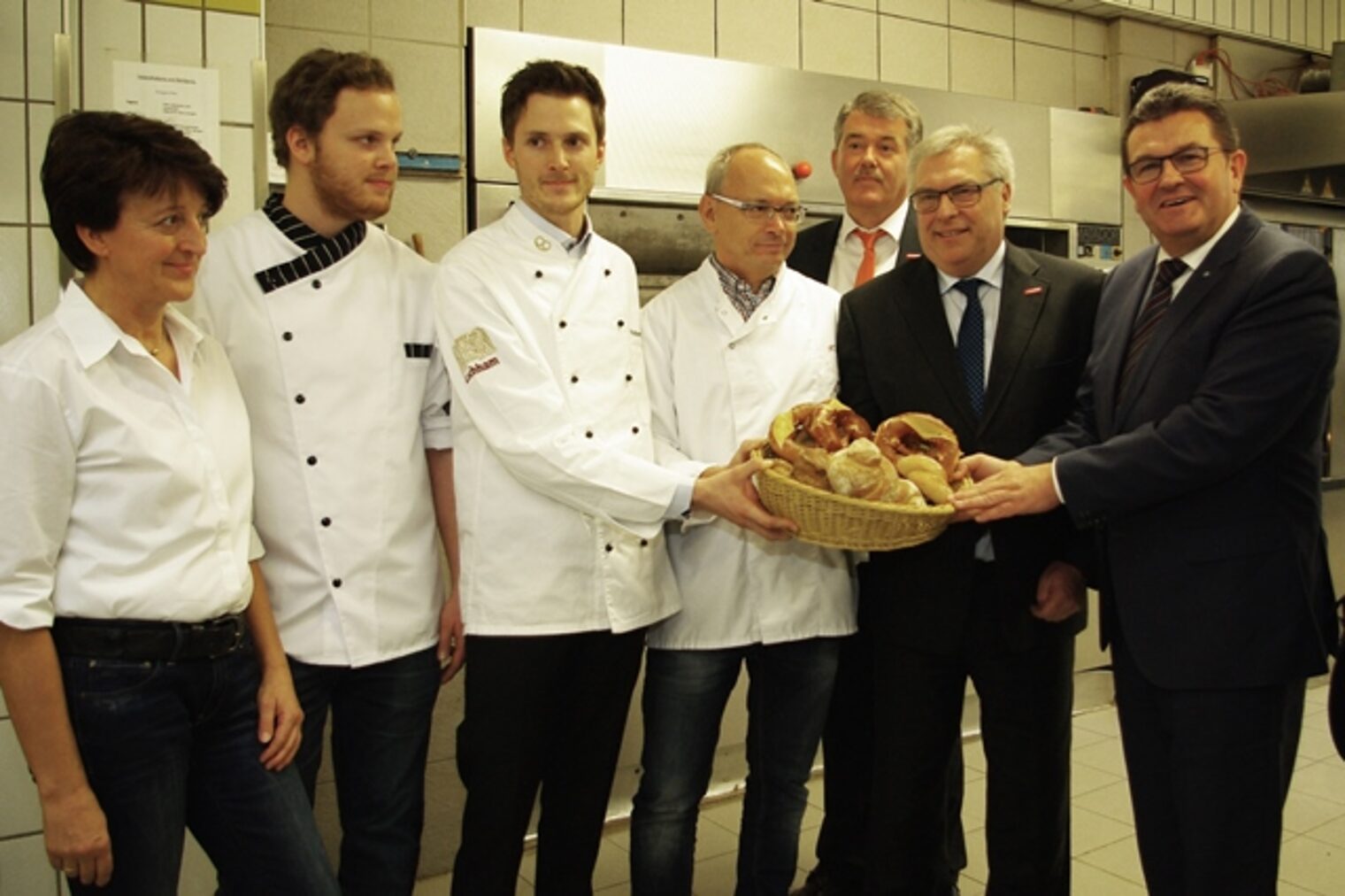 Franz Josef Pschierer, Staatssekretär im Bayerischen Staatsministerium für Wirtschaft und Medien, Energie und Technologie sowie Ulrich Wagner, Hauptgeschäftsführer und Hans-Peter Rauch, Präsident der Handwerkskammer für Schwaben beim Betriebsbesuch der Bäckerei Härle im Rahmen der Woche der Aus-und Weiterbildung.