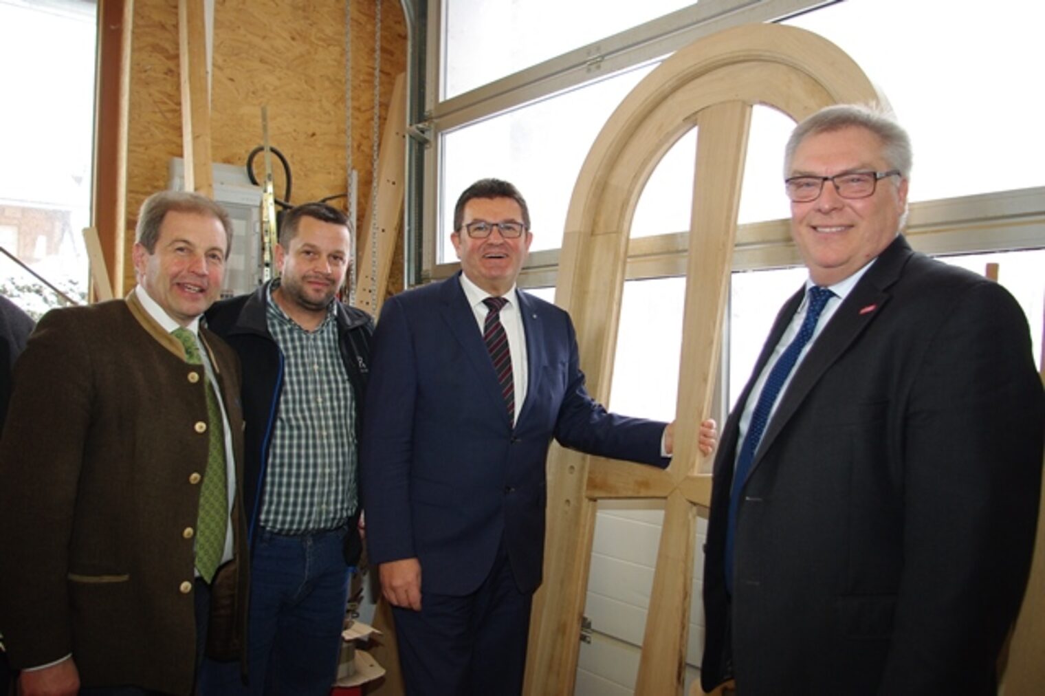 Franz Josef Pschierer, Staatssekretär im Bayerischen Staatsministerium für Wirtschaft und Medien, Energie und Technologie und Hans-Peter Rauch, Präsident der Handwerkskammer für Schwaben beim Betriebsbesuch der Schreinerei Mayr im Rahmen der Woche der Aus-und Weiterbildung.