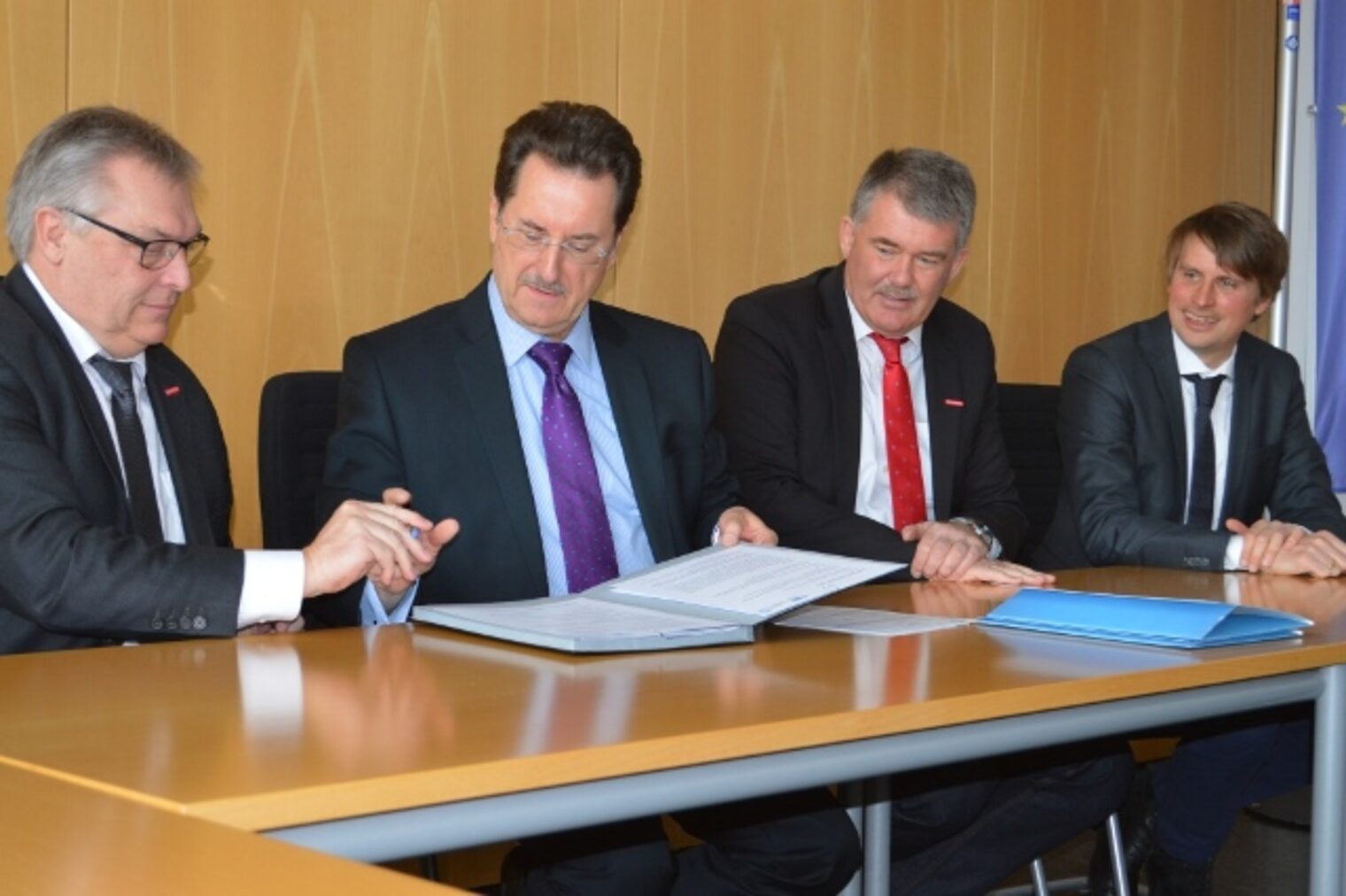 Bildunterschrift: Unterzeichnung Kooperationsvertrag zwischen Hochschule Kempten und Handwerkskammer für Schwaben; v.l.n.r. Hans-Peter Rauch, Präsident der Handwerkskammer für Schwaben; Prof. Dr. Robert F. Schmidt, Präsident der Hochschule Kempten; Dipl. oec. Ulrich Wagner, Hauptgeschäftsführer der Handwerkskammer für Schwaben; Prof. Dr. Uwe Stratmann, Leiter des berufsbegleitenden Bachelors Betriebswirtschaft