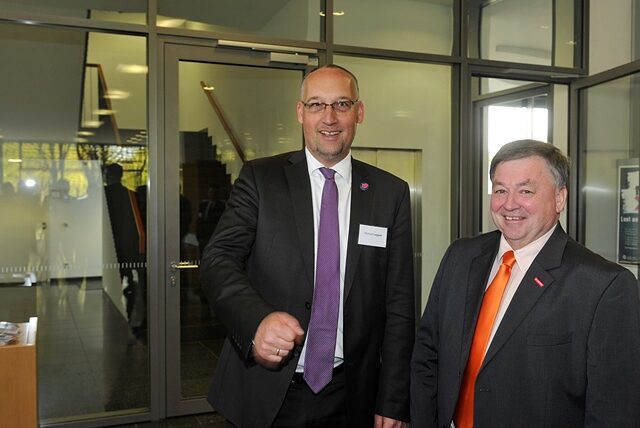 (v.l.) Michael Leppek, 1. Bevollmächtigter der IG Metall Verwaltungsstelle Augsburg im Gespräch mit Paul Brugger, Vizepräsident der HWK Schwaben beim Frühlingsempfang 2016 der HWK Schwaben (v.l.) Michael Leppek, 1. Bevollmächtigter der IG Metall Verwaltungsstelle Augsburg im Gespräch mit Paul Brugger, Vizepräsident der HWK Schwaben beim Frühlingsempfang 2016 der HWK Schwaben