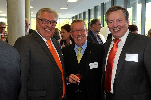 (v.l.) HWK-Präsident Hans-Peter Rauch, MdB Dr. Karl Heinz Brunner und MdL Johann Häusler hatten offensichtlich viel Spaß beim Frühlingsempfang 2016 der HWK Schwaben