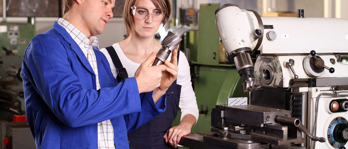 fräsmaschine, jugendlicher, jugendlich, ausbildungswerkstatt, berufsausbildung, teamwork, azubis, maschine, maschinenarbeit, fertigung, industriemechaniker, in der industrie, azubi, auszubildender, ausbilder, ausbildungsplatz, lehrling, ausbildung, auszubildende, jugendliche, mechanikerin, mechaniker, ausbildungsberufe, beruf, metallverarbeitung, frau bei der arbeit, ausbildungsberuf, frau, mädchen, berufspraktikum, praktikantin, 18 jahre, weiblich, gruppe, bors, lehrlinge, personengruppe, gemeinsam, team, arbeitsklima, lehrmeister, gemeinschaft, besprechen, lernen, besprechung, zusammenarbeit, junge frau, fräskopf, fräsen, anleiten