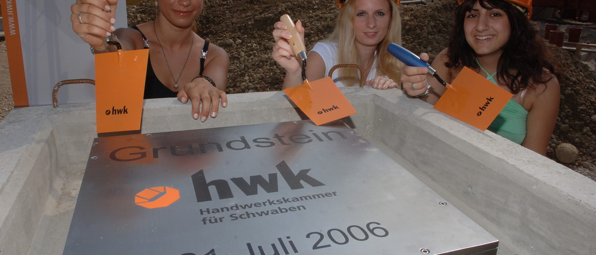 HWK-AZUBIS bei der Grundsteinlegung auf der Baustelle