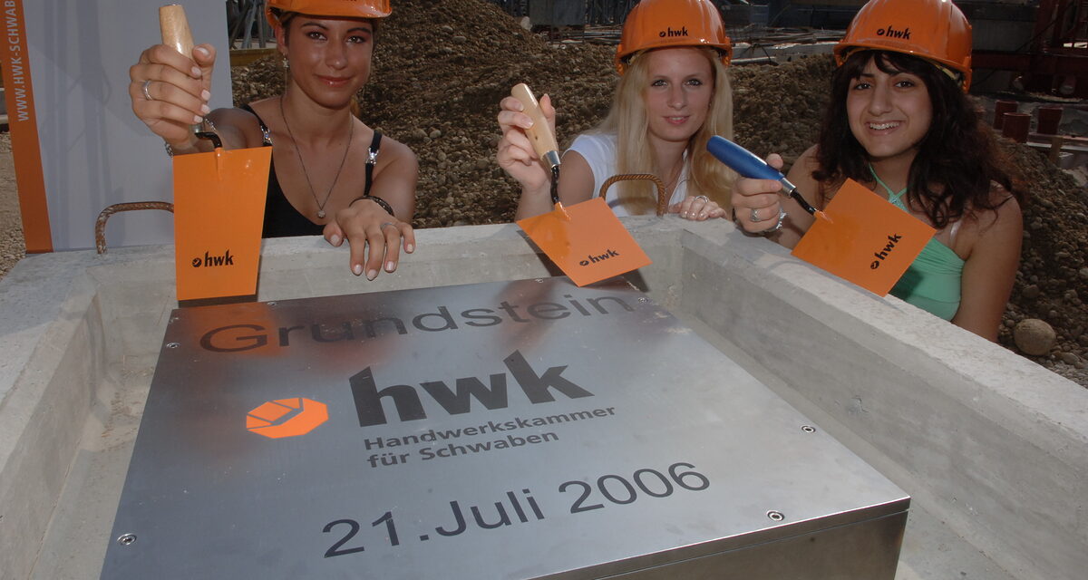 HWK-AZUBIS bei der Grundsteinlegung auf der Baustelle