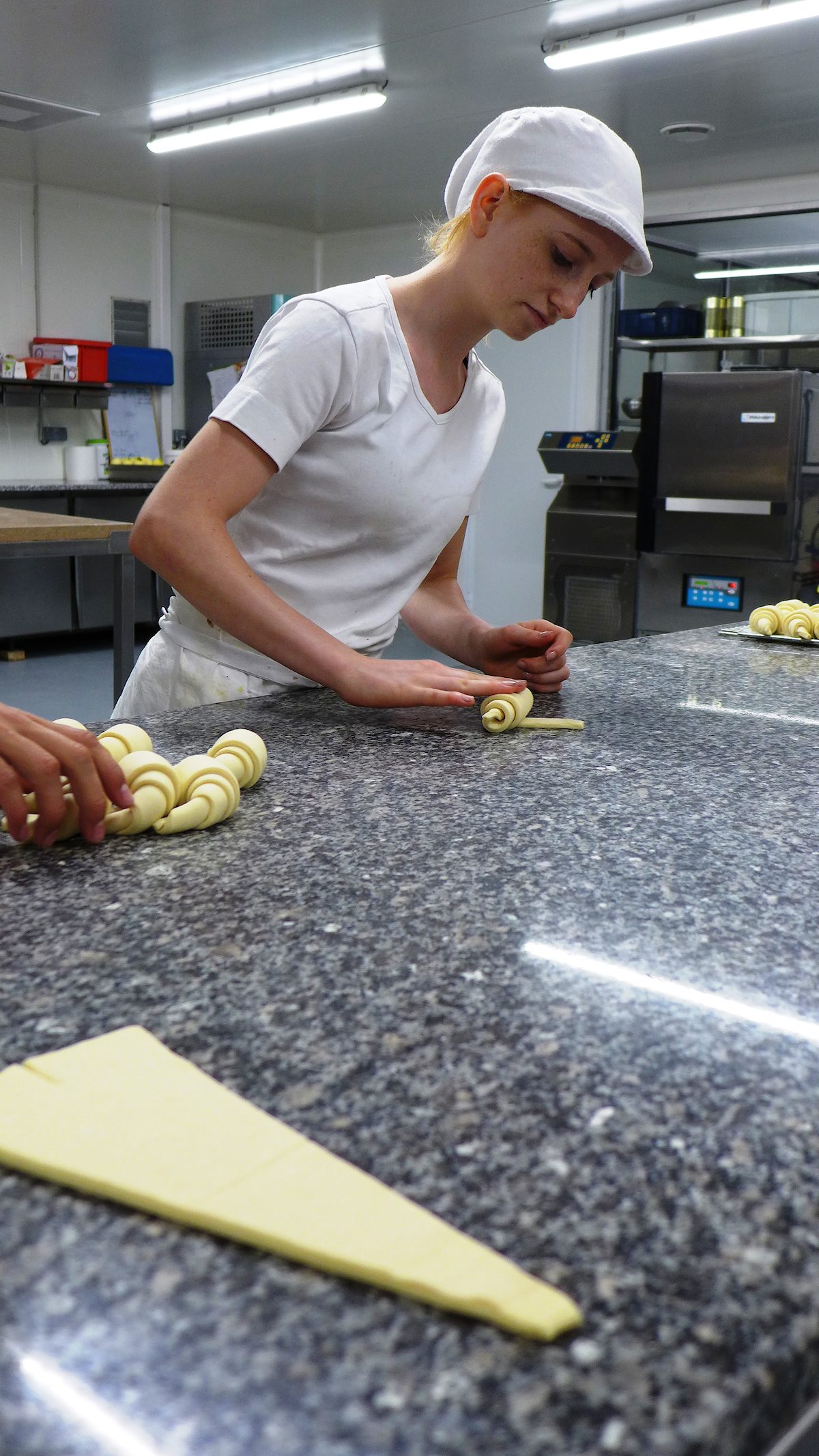 Es geht gemütlicher zu und die Mittagspausen sind länger. Gearbeitet wird natürlich trotzdem. Die angehende Konditorin Simone Higl bei der Herstellung von französischen Croissants. Es geht gemütlicher zu und die Mittagspausen sind länger. Gearbeitet wird natürlich trotzdem. Die angehende Konditorin Simone Higl bei der Herstellung von französischen Croissants.