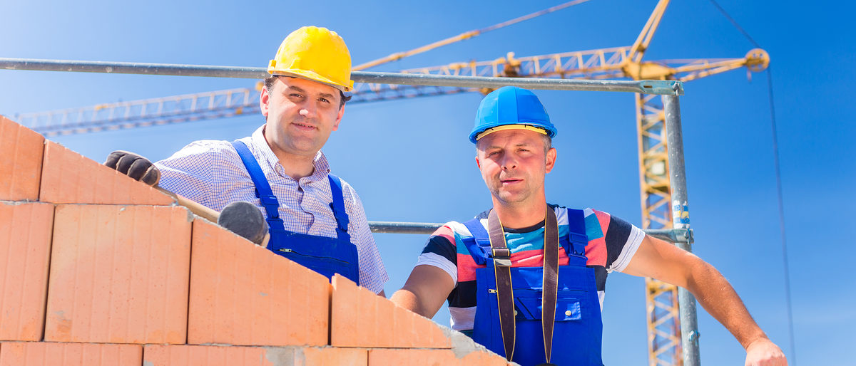 Two proud construction site workers or bricklayers standing on house project directing the crane with a remote control Two proud construction site workers or bricklayers standing on house project directing the crane with a remote control Schlagwort(e): construction, building, site, crane, Home, house, real estate, bricklayer, builder, worker, craftsman, bricklayer, build, crane, project, shell, profession, occupation, job, staff, employee, employment, work, colleagues, team, helmet, hardhat, scaffold, walls, wall, bricks, stonewall, bricklaying, laying, brick, safety, protection, boom, pride, proud, men, male, two, people, German, European, remote, control, baustelle, bauarbeiter, haus, immobilie, kran, eigenheim, bauplne, maurer, bau, bauen, rohbau, mauern, handwerker, bauindustrie, bauprojekt, job, beruf, arbeit, arbeiten, mitarbeiter, arbeiter, arbeitsplatz, kollegen, team, helm, blaumann, gerst, hammer, wasserwaage, wnde, wand, backsteine, steine, backsteinwand, sicherheit, sicherheitskleidung, arbeitsschutz, baufinanzierung, stolz, mnner, zwei, menschen, deutsch, europisch