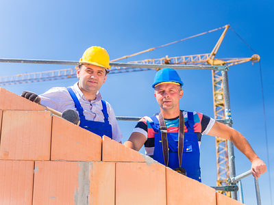 Two proud construction site workers or bricklayers standing on house project directing the crane with a remote control Schlagwort(e): construction, building, site, crane, Home, house, real estate, bricklayer, builder, worker, craftsman, bricklayer, build, crane, project, shell, profession, occupation, job, staff, employee, employment, work, colleagues, team, helmet, hardhat, scaffold, walls, wall, bricks, stonewall, bricklaying, laying, brick, safety, protection, boom, pride, proud, men, male, two, people, German, European, remote, control, baustelle, bauarbeiter, haus, immobilie, kran, eigenheim, bauplne, maurer, bau, bauen, rohbau, mauern, handwerker, bauindustrie, bauprojekt, job, beruf, arbeit, arbeiten, mitarbeiter, arbeiter, arbeitsplatz, kollegen, team, helm, blaumann, gerst, hammer, wasserwaage, wnde, wand, backsteine, steine, backsteinwand, sicherheit, sicherheitskleidung, arbeitsschutz, baufinanzierung, stolz, mnner, zwei, menschen, deutsch, europisch