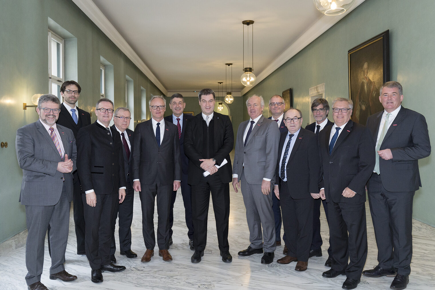 Hans-Peter Rauch (2.v.r), Präsident der HWK Schwaben, und Ulrich Wagner (r.), Hauptgeschäftsführer, beim Treffen mit Bayerns Finanzminister und designiertem bayerischen Ministerpräsidenten Markus Söder (Mitte) im Kreise der bayerischen Handwerkskammer-Präsidenten und -Hauptgeschäftsführer.