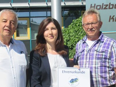 Melanie Martin, Unternehmensberaterin der HWK Schwaben überreicht Karl Fritz Kraus (links) und Lorenz Wiedemann (rechts).