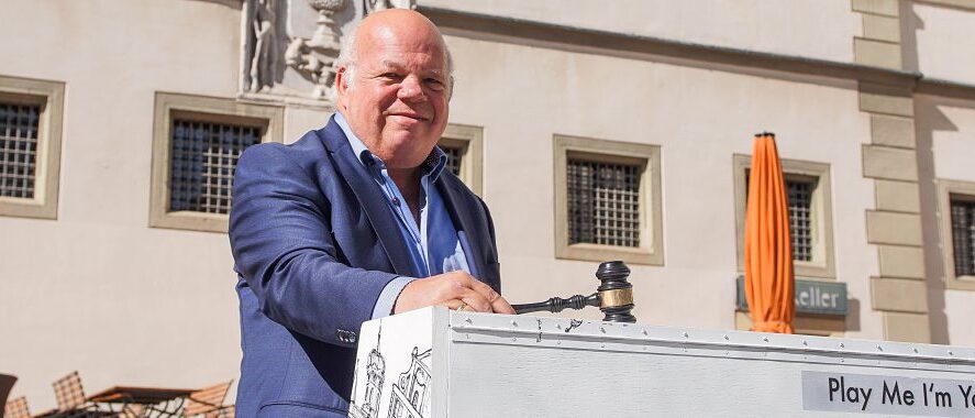 Auktionator Georg Rehm hat seinen Hammer schon griffbereit. Am Samstag, den 6. Oktober 2018 werden sieben der diesjährigen Play me, I'm Yours-Klaviere für einen guten Zweck versteigert. Auktionator Georg Rehm hat seinen Hammer schon griffbereit. Am Samstag, den 6. Oktober 2018 werden sieben der diesjährigen Play me, I'm Yours-Klaviere für einen guten Zweck versteigert.