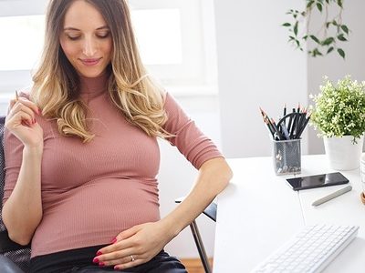 Schwangere Frau Arbeitsplatz Büro Mutterschutz