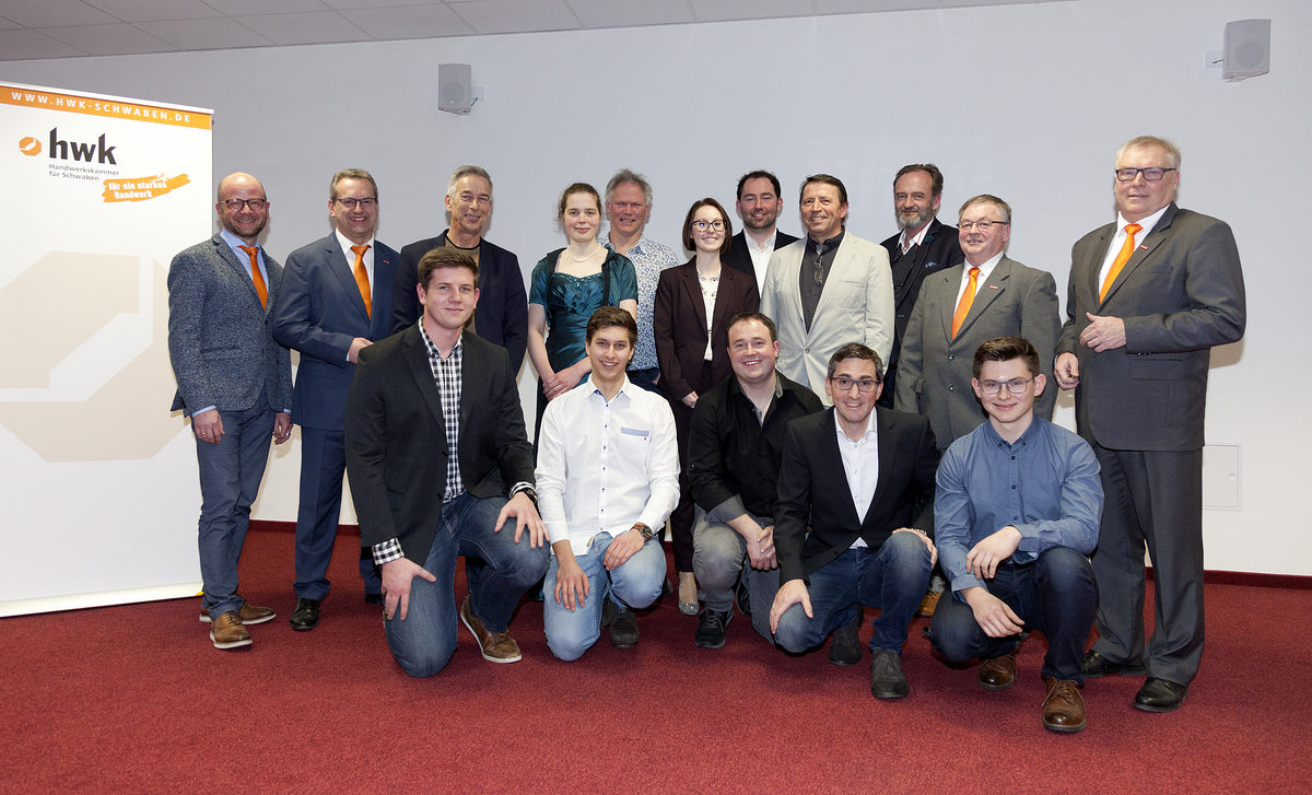 v. l. hintere Reihe: Volker Zimmermann (stv. HGF HWK Schwaben), Konrad Rebholz (Vizepräsident HWK Schwaben), Peter Schnitzlein, Lea Baiz, Ralf Kretschmann, Lena Breyer, Moritz Fähse, Hans-Joachim Scupin, Olaf Köster, Paul Brugger (Vizepräsident HWK Schwaben), Hans-Peter Rauch (Präsident HWK Schwaben) v. l. vordere Reihe: Martin Posselt, Niklas Mayr, Michael Schuster, Jürgen Schirling, Florian Link v. l. hintere Reihe: Volker Zimmermann (stv. HGF HWK Schwaben), Konrad Rebholz (Vizepräsident HWK Schwaben), Peter Schnitzlein, Lea Baiz, Ralf Kretschmann, Lena Breyer, Moritz Fähse, Hans-Joachim Scupin, Olaf Köster, Paul Brugger (Vizepräsident HWK Schwaben), Hans-Peter Rauch (Präsident HWK Schwaben) v. l. vordere Reihe: Martin Posselt, Niklas Mayr, Michael Schuster, Jürgen Schirling, Florian Link