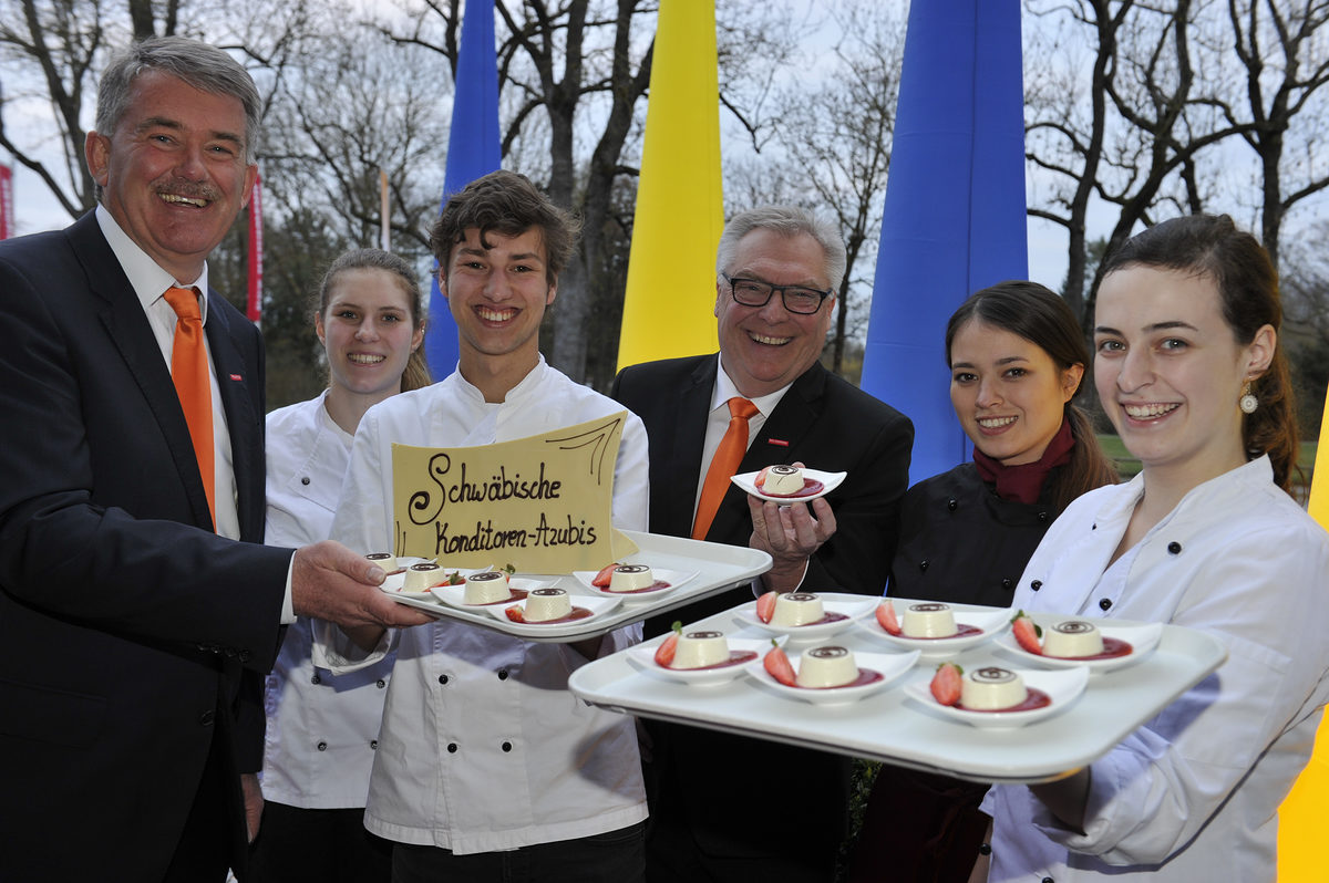 HWK - Fr¿hlingsermpfang Handwerkskammer f¿r Schwaben Motto Europa Nachspeisen von Schw¿bischen Konditoren-Azubis von links HGF Ulrich Wagner elisabeth Na¿l, Andreas Haas, Pr¿sident Hans-Peter Rauch, Lara Bronetti und Sarah Sch¿ler Foto: Fred Sch¿llhorn HWK - Fr¿hlingsermpfang Handwerkskammer f¿r Schwaben Motto Europa Nachspeisen von Schw¿bischen Konditoren-Azubis von links HGF Ulrich Wagner elisabeth Na¿l, Andreas Haas, Pr¿sident Hans-Peter Rauch, Lara Bronetti und Sarah Sch¿ler Foto: Fred Sch¿llhorn