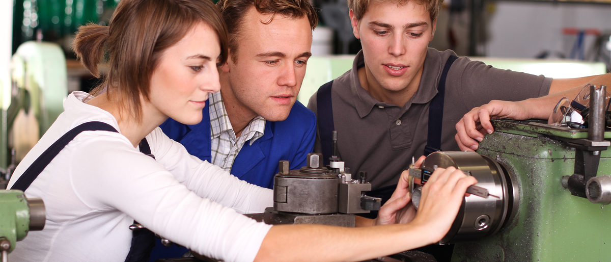 industriemeister, ausbildungssituation, handwerksmeister, lehrlinge, team, teamgeist, berufsausbildung, ausbildungswerkstatt, werkstatt, metallverarbeitung, drehbank, ausbildungsberuf, industriemechaniker, auszubildender, in der industrie, ausbildungsberufe, technischer beruf, azubi, ausbildung, industrieaufnahme, auszubildende, jugendliche, mechanikerin, drehmaschine, mechaniker, jugendlicher, jugendlich, industrie, maschine, männerberuf, frau, mädchen, teenager, industrieberuf, berufspraktikum, praktikantin, praktikum, 18 jahre, berufsorientierung, lehrling, gemeinsam, gemeinsame arbeit, lehrstelle, lehrstellenmangel, gruppe, arbeitskollegen, ausbilder, meister, lernen, berufserfahrung