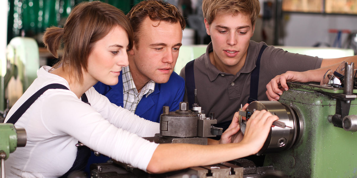 industriemeister, ausbildungssituation, handwerksmeister, lehrlinge, team, teamgeist, berufsausbildung, ausbildungswerkstatt, werkstatt, metallverarbeitung, drehbank, ausbildungsberuf, industriemechaniker, auszubildender, in der industrie, ausbildungsberufe, technischer beruf, azubi, ausbildung, industrieaufnahme, auszubildende, jugendliche, mechanikerin, drehmaschine, mechaniker, jugendlicher, jugendlich, industrie, maschine, männerberuf, frau, mädchen, teenager, industrieberuf, berufspraktikum, praktikantin, praktikum, 18 jahre, berufsorientierung, lehrling, gemeinsam, gemeinsame arbeit, lehrstelle, lehrstellenmangel, gruppe, arbeitskollegen, ausbilder, meister, lernen, berufserfahrung