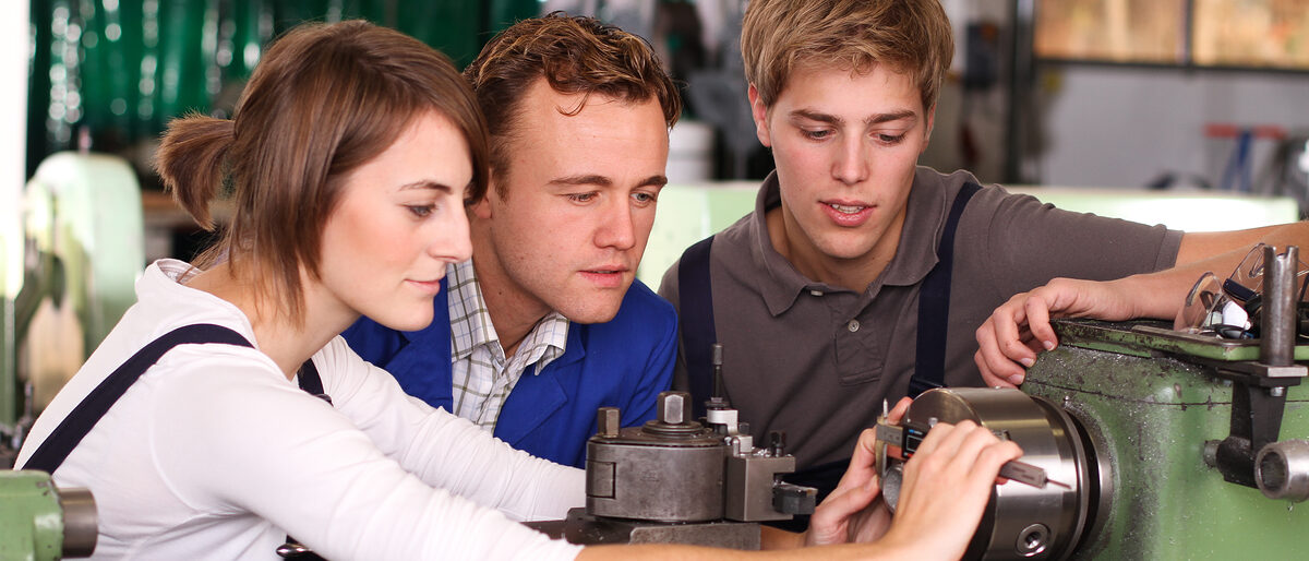 industriemeister, ausbildungssituation, handwerksmeister, lehrlinge, team, teamgeist, berufsausbildung, ausbildungswerkstatt, werkstatt, metallverarbeitung, drehbank, ausbildungsberuf, industriemechaniker, auszubildender, in der industrie, ausbildungsberufe, technischer beruf, azubi, ausbildung, industrieaufnahme, auszubildende, jugendliche, mechanikerin, drehmaschine, mechaniker, jugendlicher, jugendlich, industrie, maschine, männerberuf, frau, mädchen, teenager, industrieberuf, berufspraktikum, praktikantin, praktikum, 18 jahre, berufsorientierung, lehrling, gemeinsam, gemeinsame arbeit, lehrstelle, lehrstellenmangel, gruppe, arbeitskollegen, ausbilder, meister, lernen, berufserfahrung