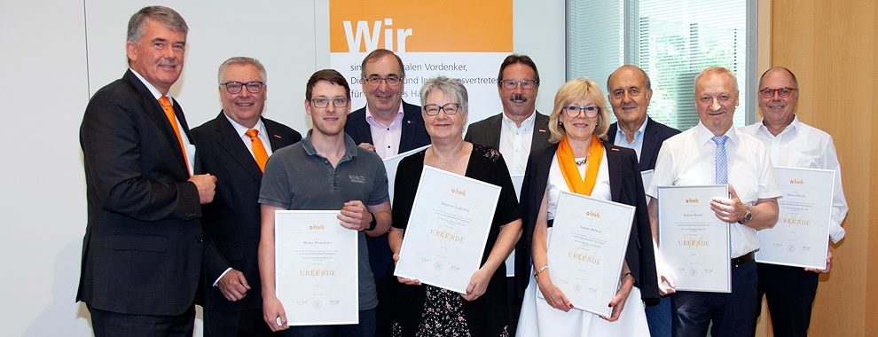 Würdigung für ehrenamtliches Engagement (von links) HWK-Hauptgeschäftsführer Ulrich Wagner, HWK-Präsident Hans-Peter Rauch, Markus Winkelhöfer, Herbert Lidel, Margarete Leidl-Zink, Günther Haller, Susanne Rebholz, Johann Balletshofer, Richard Meissle, Robert Plersch. Würdigung für ehrenamtliches Engagement (von links) HWK-Hauptgeschäftsführer Ulrich Wagner, HWK-Präsident Hans-Peter Rauch, Markus Winkelhöfer, Herbert Lidel, Margarete Leidl-Zink, Günther Haller, Susanne Rebholz, Johann Balletshofer, Richard Meissle, Robert Plersch.