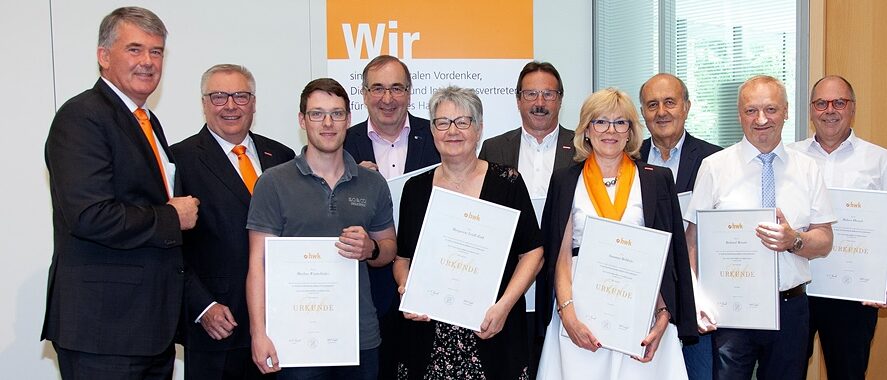 Würdigung für ehrenamtliches Engagement (von links) HWK-Hauptgeschäftsführer Ulrich Wagner, HWK-Präsident Hans-Peter Rauch, Markus Winkelhöfer, Herbert Lidel, Margarete Leidl-Zink, Günther Haller, Susanne Rebholz, Johann Balletshofer, Richard Meissle, Robert Plersch. Würdigung für ehrenamtliches Engagement (von links) HWK-Hauptgeschäftsführer Ulrich Wagner, HWK-Präsident Hans-Peter Rauch, Markus Winkelhöfer, Herbert Lidel, Margarete Leidl-Zink, Günther Haller, Susanne Rebholz, Johann Balletshofer, Richard Meissle, Robert Plersch.